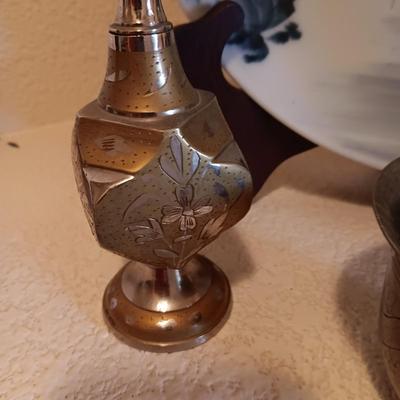 BEAUTIFUL LARGE DECORATIVE PLATE AND BRASS DECOR