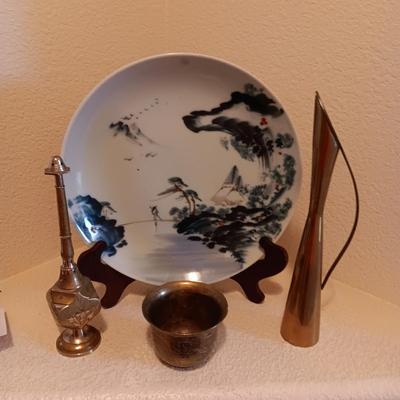 BEAUTIFUL LARGE DECORATIVE PLATE AND BRASS DECOR