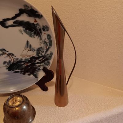 BEAUTIFUL LARGE DECORATIVE PLATE AND BRASS DECOR