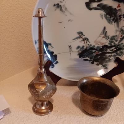 BEAUTIFUL LARGE DECORATIVE PLATE AND BRASS DECOR