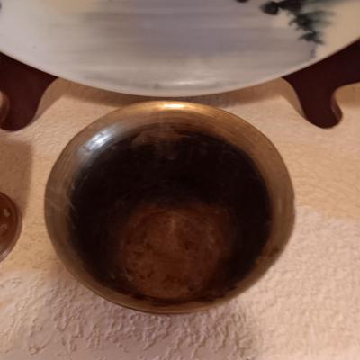 BEAUTIFUL LARGE DECORATIVE PLATE AND BRASS DECOR