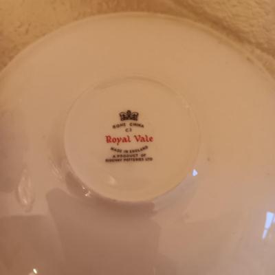 YELLOW GLASS BASKET AND 2 TEA CUPS AND SAUCER SETS