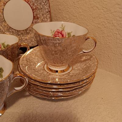 WINDSOR BONE CHINA TEA/COFFEE CUPS WITH SAUCERS AND DESSERT PLATE