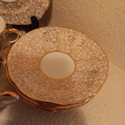 WINDSOR BONE CHINA TEA/COFFEE CUPS WITH SAUCERS AND DESSERT PLATE