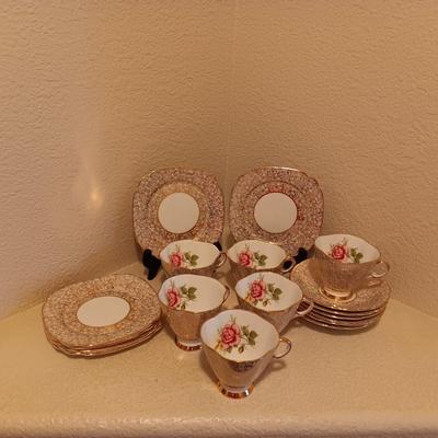 WINDSOR BONE CHINA TEA/COFFEE CUPS WITH SAUCERS AND DESSERT PLATE