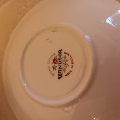 WINDSOR BONE CHINA TEA/COFFEE CUPS WITH SAUCERS AND DESSERT PLATE