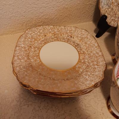 WINDSOR BONE CHINA TEA/COFFEE CUPS WITH SAUCERS AND DESSERT PLATE