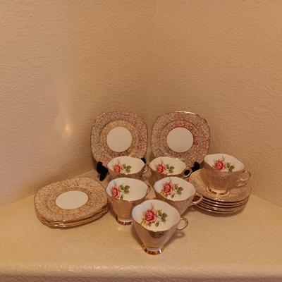 WINDSOR BONE CHINA TEA/COFFEE CUPS WITH SAUCERS AND DESSERT PLATE