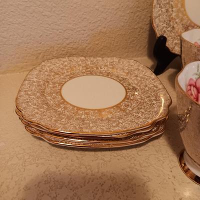 WINDSOR BONE CHINA TEA/COFFEE CUPS WITH SAUCERS AND DESSERT PLATE