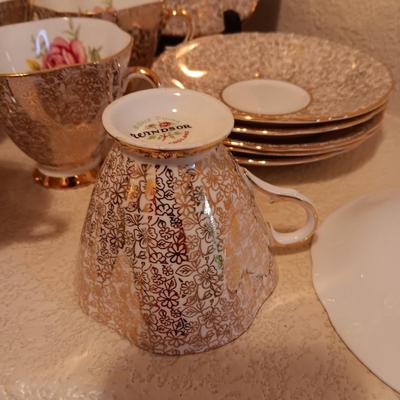 WINDSOR BONE CHINA TEA/COFFEE CUPS WITH SAUCERS AND DESSERT PLATE