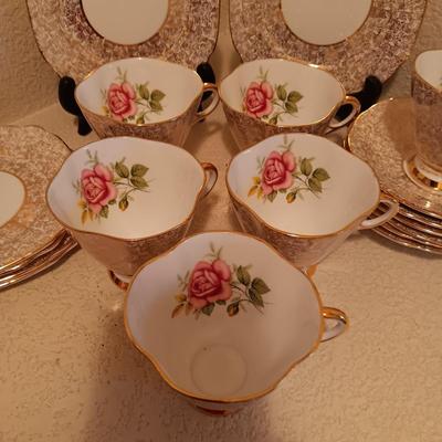 WINDSOR BONE CHINA TEA/COFFEE CUPS WITH SAUCERS AND DESSERT PLATE