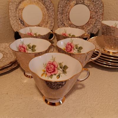 WINDSOR BONE CHINA TEA/COFFEE CUPS WITH SAUCERS AND DESSERT PLATE