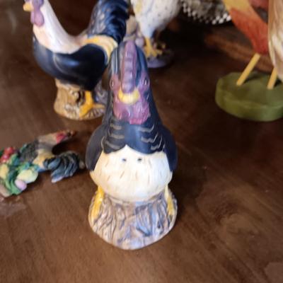 DECORATIVE WOODEN ROOSTERS AND PLATES, SALT/PEPPER SHAKERS, CANDLE HOLDER AND MAGNET