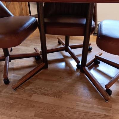 FORMICA TOP TABLE WITH 4 CHAIRS ON CASTERS AND 1 LEAF