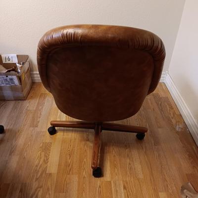 FORMICA TOP TABLE WITH 4 CHAIRS ON CASTERS AND 1 LEAF