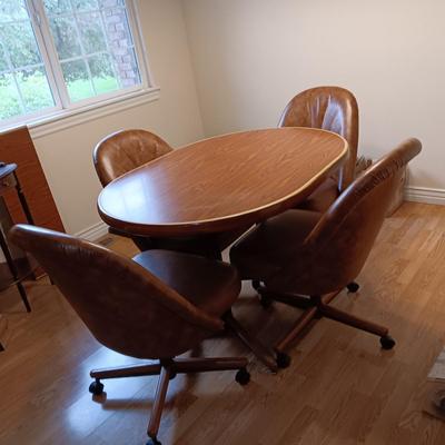 FORMICA TOP TABLE WITH 4 CHAIRS ON CASTERS AND 1 LEAF