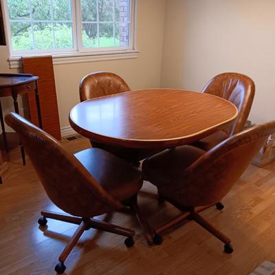 FORMICA TOP TABLE WITH 4 CHAIRS ON CASTERS AND 1 LEAF