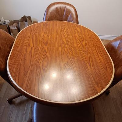 FORMICA TOP TABLE WITH 4 CHAIRS ON CASTERS AND 1 LEAF
