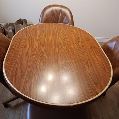 FORMICA TOP TABLE WITH 4 CHAIRS ON CASTERS AND 1 LEAF