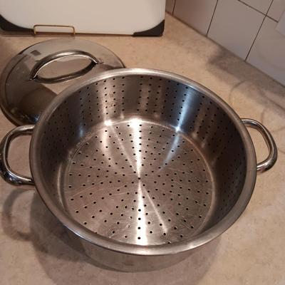 MEYERSTEEL COOKWARE AND CUTTING BOARD