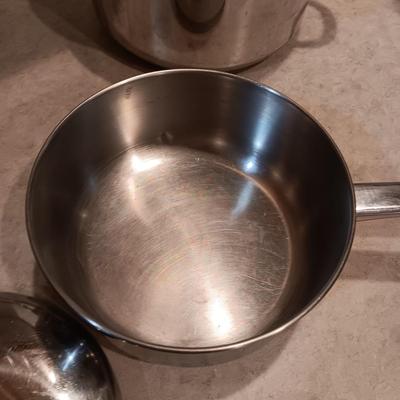 MEYERSTEEL COOKWARE AND CUTTING BOARD