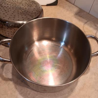 MEYERSTEEL COOKWARE AND CUTTING BOARD
