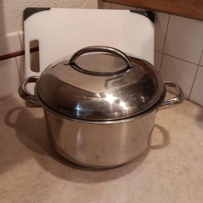 MEYERSTEEL COOKWARE AND CUTTING BOARD