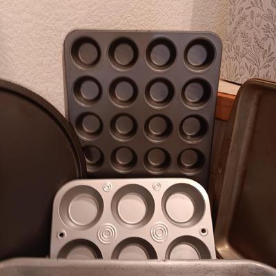 BAKEWARE AND SHAKERS