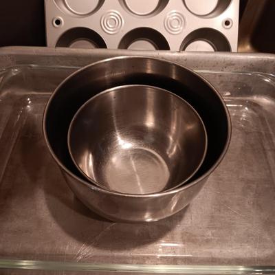 BAKEWARE AND SHAKERS