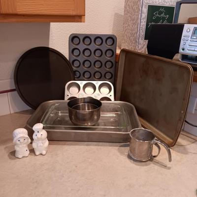 BAKEWARE AND SHAKERS