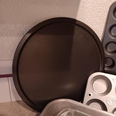 BAKEWARE AND SHAKERS