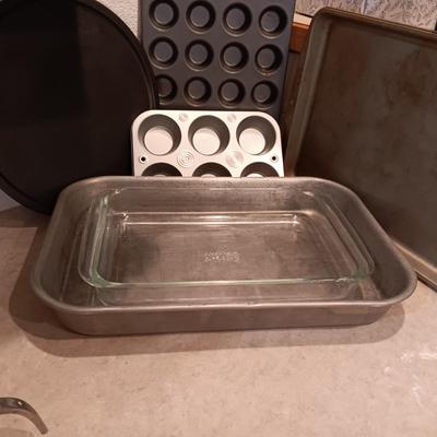 BAKEWARE AND SHAKERS