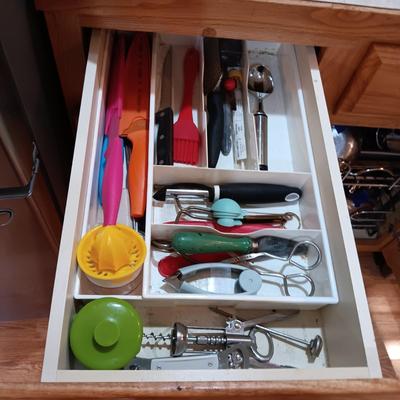 MICHELANGELO CUTLERY AND A VARIETY OF KITCHEN UTENSILS