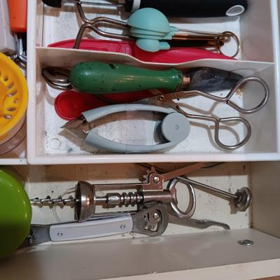 MICHELANGELO CUTLERY AND A VARIETY OF KITCHEN UTENSILS