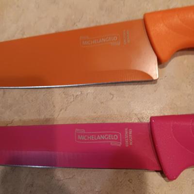 MICHELANGELO CUTLERY AND A VARIETY OF KITCHEN UTENSILS