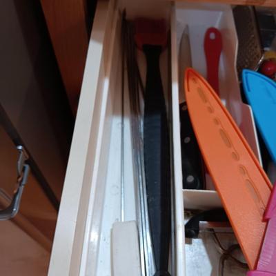 MICHELANGELO CUTLERY AND A VARIETY OF KITCHEN UTENSILS