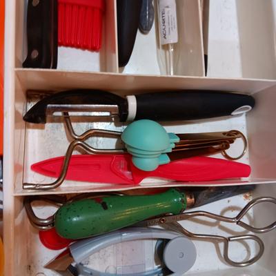 MICHELANGELO CUTLERY AND A VARIETY OF KITCHEN UTENSILS