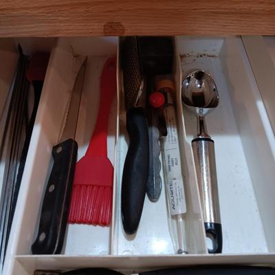 MICHELANGELO CUTLERY AND A VARIETY OF KITCHEN UTENSILS