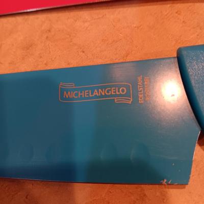 MICHELANGELO CUTLERY AND A VARIETY OF KITCHEN UTENSILS