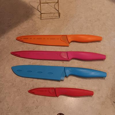 MICHELANGELO CUTLERY AND A VARIETY OF KITCHEN UTENSILS