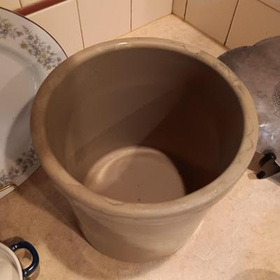 CLAY CROCK, 2 SMALL BAKING DISHES, SHAKERS, PLATTER AND HAMMERED ALUMINUM TRAY