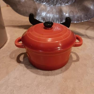 CLAY CROCK, 2 SMALL BAKING DISHES, SHAKERS, PLATTER AND HAMMERED ALUMINUM TRAY