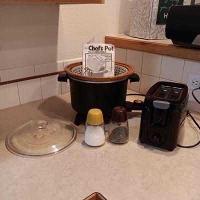 CHEF'S POT THAT FRIES/COOKS/STEAMS AND SLOW COOKS PLUS LARGE SHAKERS AND TOASTER