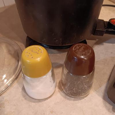 CHEF'S POT THAT FRIES/COOKS/STEAMS AND SLOW COOKS PLUS LARGE SHAKERS AND TOASTER