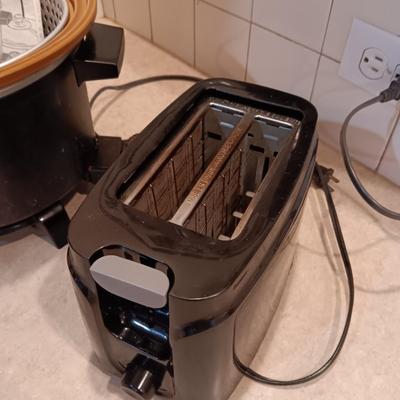 CHEF'S POT THAT FRIES/COOKS/STEAMS AND SLOW COOKS PLUS LARGE SHAKERS AND TOASTER