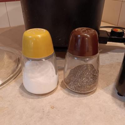CHEF'S POT THAT FRIES/COOKS/STEAMS AND SLOW COOKS PLUS LARGE SHAKERS AND TOASTER