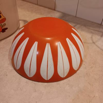 CATHERINEHOLM METAL BOWL, MERRY MUSHROOM STOCK POT AND TUPPERWARE BOWL