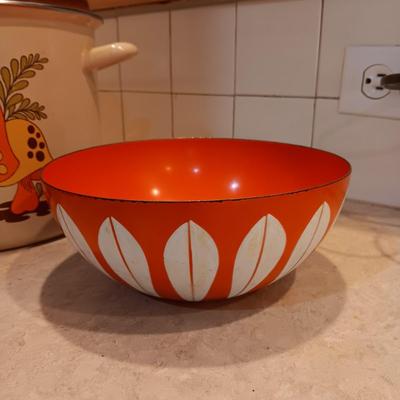 CATHERINEHOLM METAL BOWL, MERRY MUSHROOM STOCK POT AND TUPPERWARE BOWL