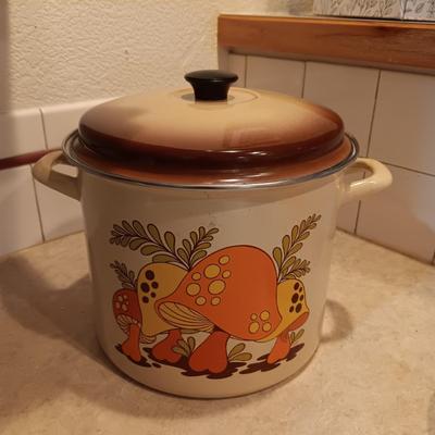 CATHERINEHOLM METAL BOWL, MERRY MUSHROOM STOCK POT AND TUPPERWARE BOWL