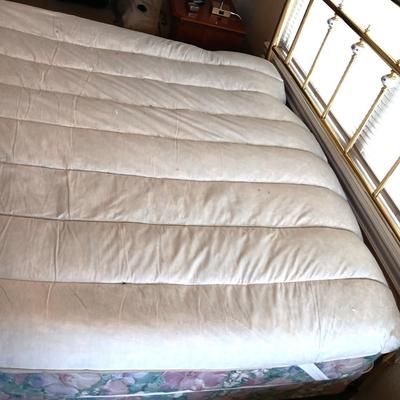 QUEEN SIZE BED W/DOWN FILLED MATTRESS TOPPER, ALL THE BEDDING, BRASS COLORED HEADBOARD AND FRAME ON CASTERS
